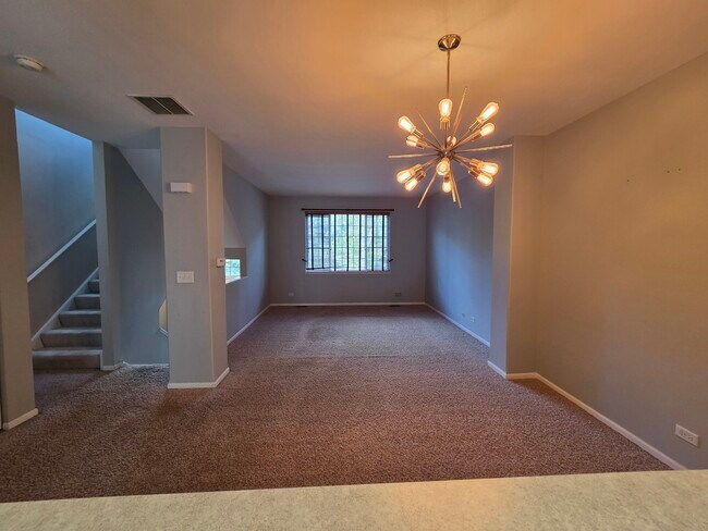Foto del edificio - 422 Cary Woods Cir