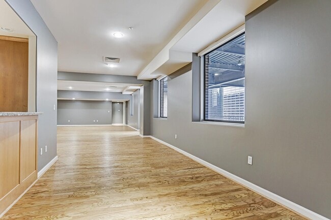 Building Photo - 914 Main St