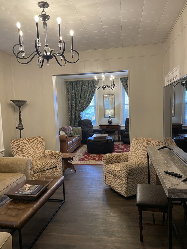 Área de estar - 731 Bluff St