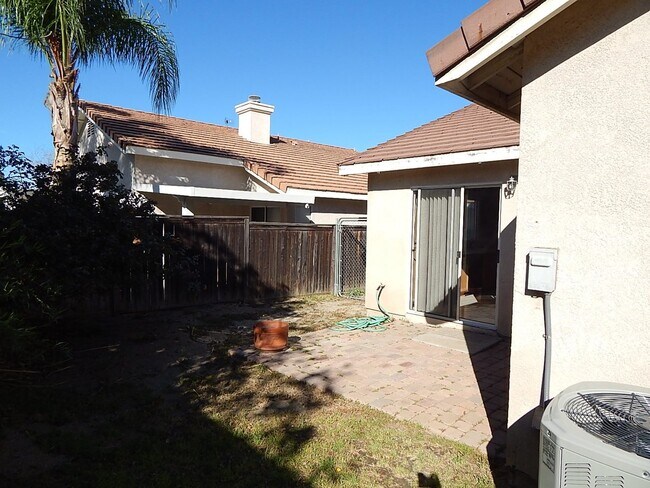 Foto del edificio - BEAUTIFUL 3 BEDROOM 2 BATH SINGLE STORY HO...