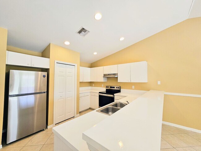 Building Photo - Great 3-bedrooms, 2 baths duplex with new ...