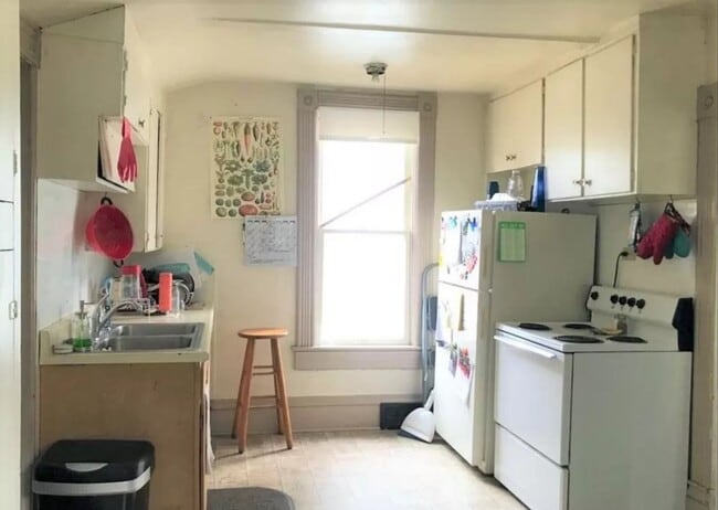 Building Photo - 4 Bedroom House Minutes to WWU!!