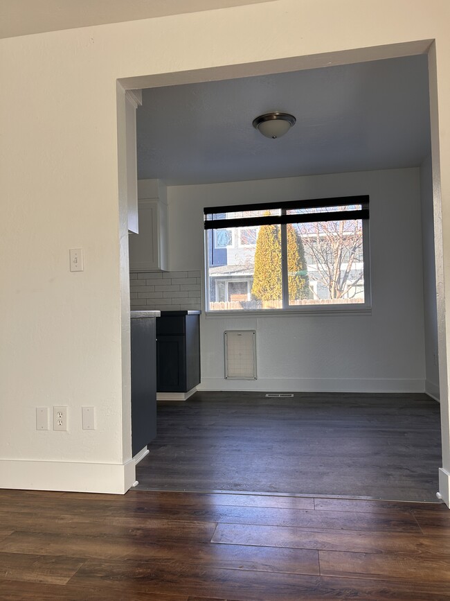 Dining area - 1630 W Wright St