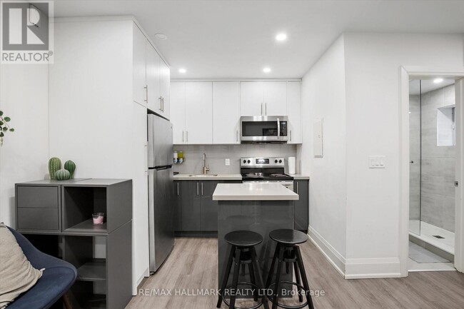 Photo du bâtiment - 595-595 St Clair Ave W