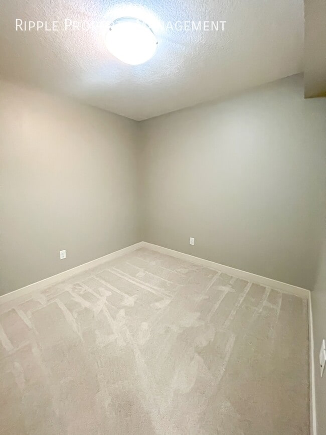 Building Photo - Modern 2 Beds, 1 Baths Apartment/Condo | N...