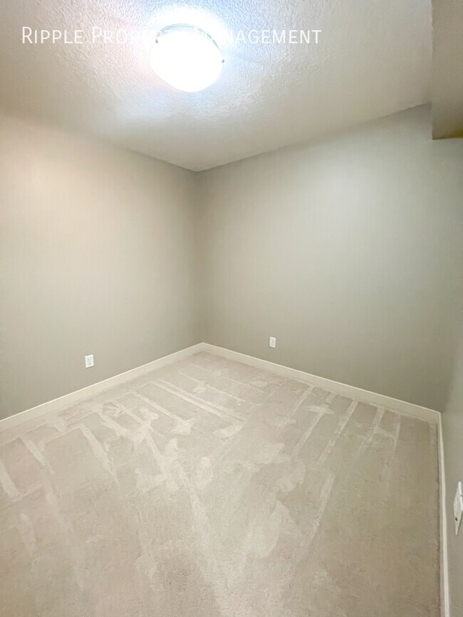 Photo du bâtiment - Modern 2 Beds, 1 Baths Apartment/Condo | N...