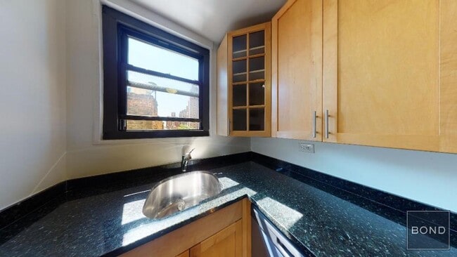Building Photo - 333 E 49th St