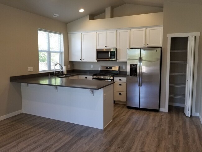 Foto del edificio - Newer Home, Great Price, Better Location!