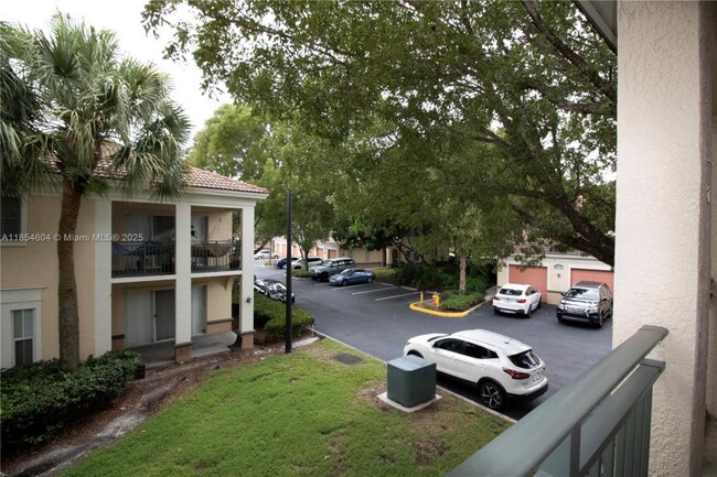 Foto del edificio - 2469 Centergate Dr