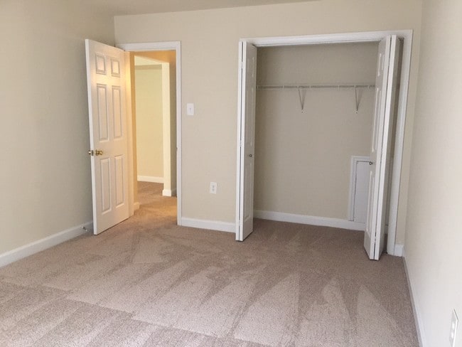 Building Photo - Crystal Springs