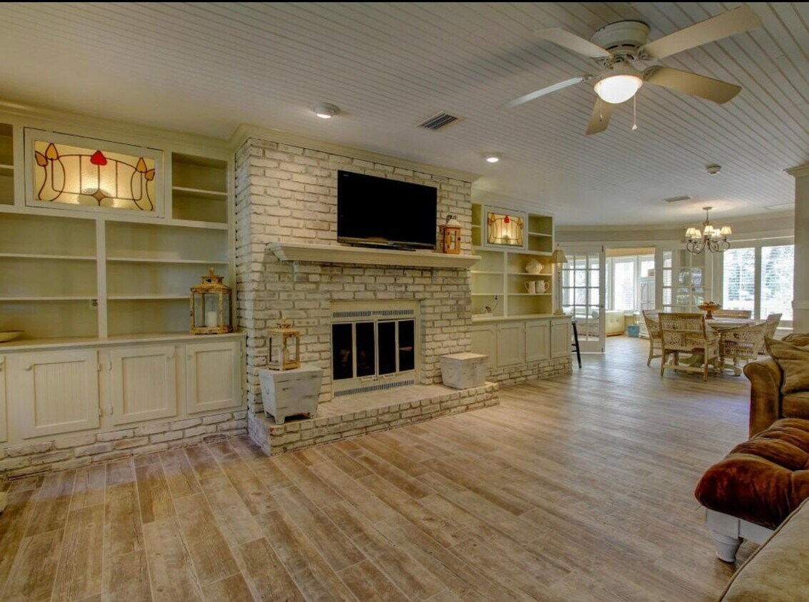 Foto principal - Executive Lakefront Retreat with Private P...