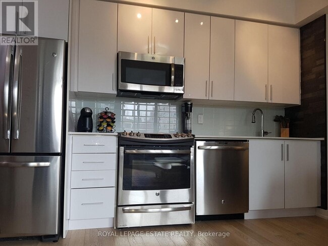 Photo du bâtiment - 2212 Lake Shore Blvd W