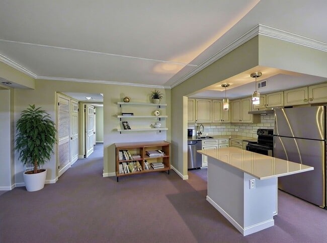 Building Photo - 5756F Village Green Dr