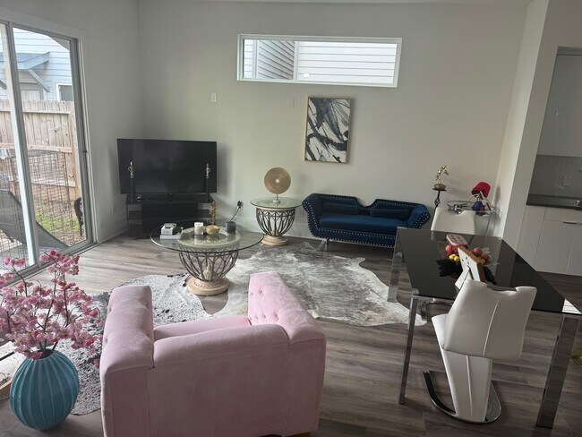 Sala de estar - 3409 Luca St