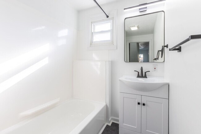 Foto del edificio - Available Now - Completely Renovated House...