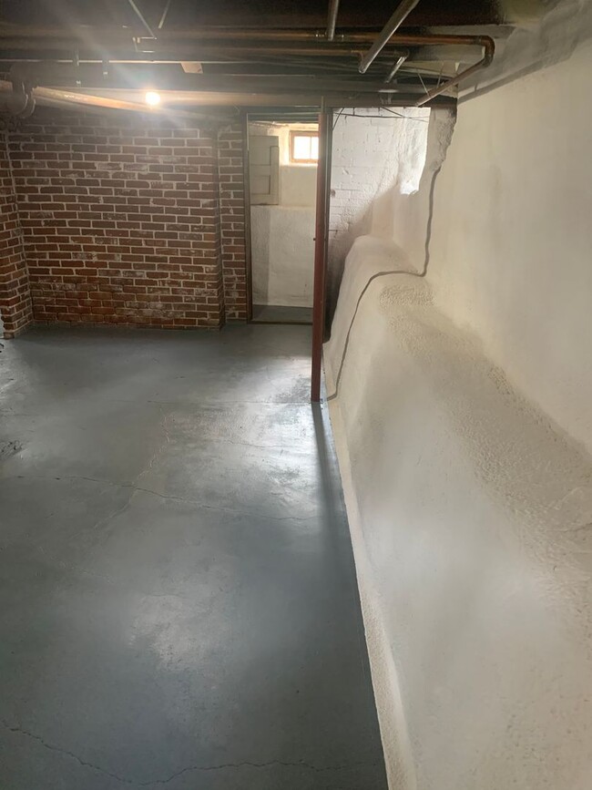 Building Photo - RENT ($750/month): 2 Beds