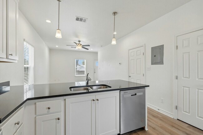 Foto del edificio - 707 Runnels Ave