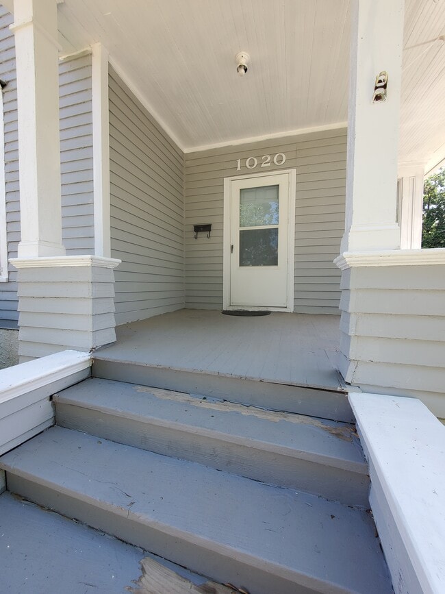 Building Photo - 1020 N Iowa Ave