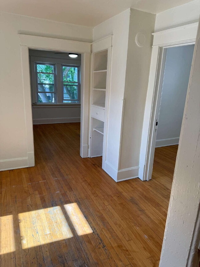 Building Photo - 3-Bedroom Upper Duplex on W Washington – P...