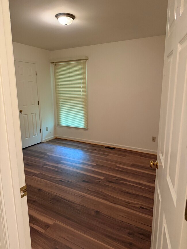 Building Photo - 425 Ashlawn Dr