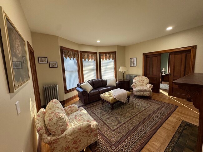 Sala de estar con televisor LG - 90 High St