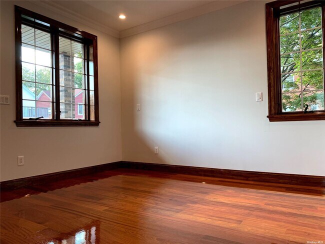 Foto del edificio - 43-28-43220 220th St