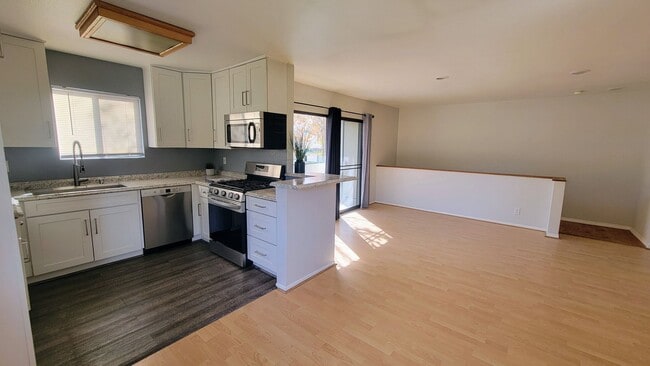 Building Photo - Charming 2 Bed | 1.5 Bath | 2 Car Garage C...