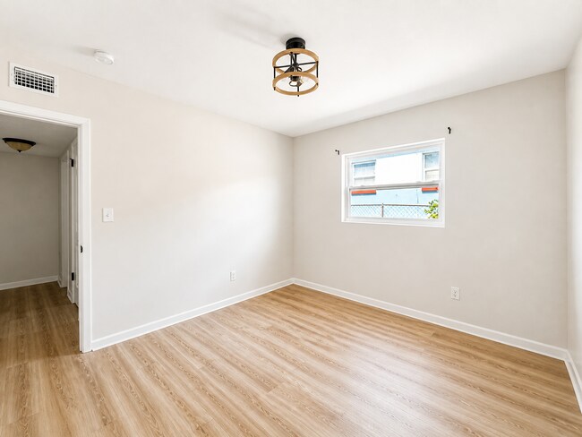 Foto del edificio - 1353 Lakeview Rd