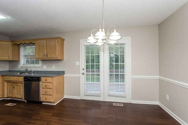 Foto del edificio - 544 Basswood Way