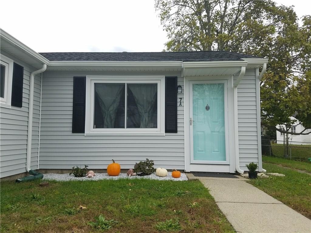 7 Bristol Rd Unit A, Middletown, RI 02842 Room for Rent in Middletown