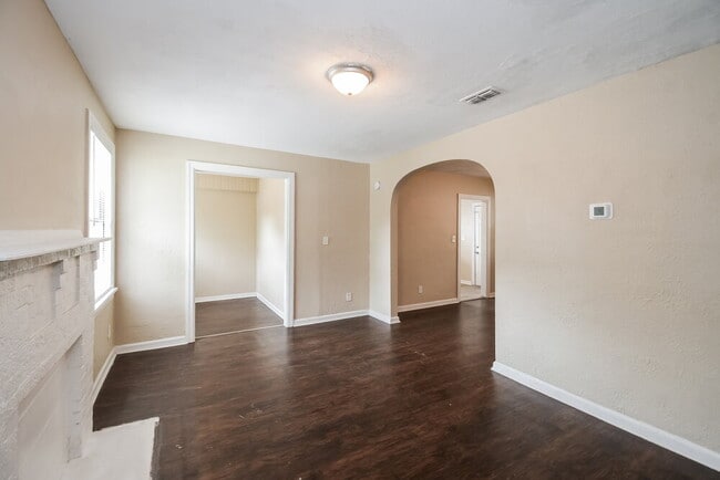 Building Photo - 346 W 68th St