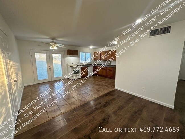 Foto del edificio - 5105 Sandalwood Ln