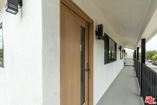 Foto del edificio - 5466 Saturn St