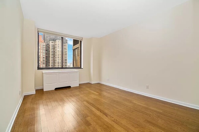 Building Photo - 245 E 44th St