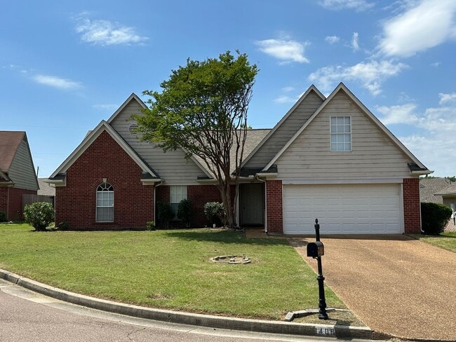 Bright open 3BR/2ba with bonus, 1900 sq feet! Pets are owner's approval, fees apply. - Bright open 3BR/2ba with bonus, 1900 sq feet!  Pets are owner's approval, fees apply. House