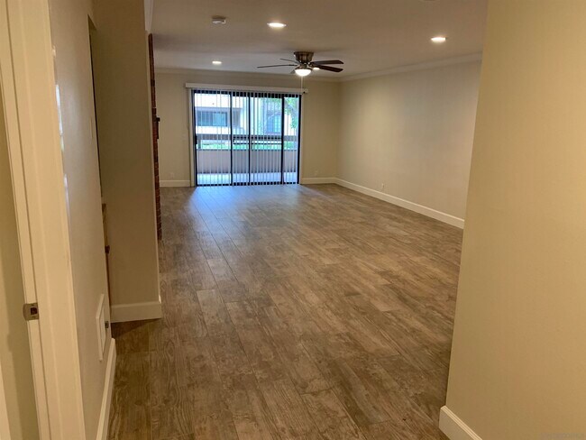 Building Photo - 8840 Villa La Jolla Dr
