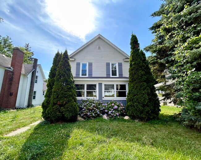 Bissells Highland Park Apartments for Rent with a Living Room - Grand