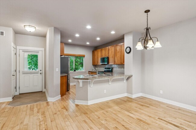 Building Photo - 1038 Village Cir