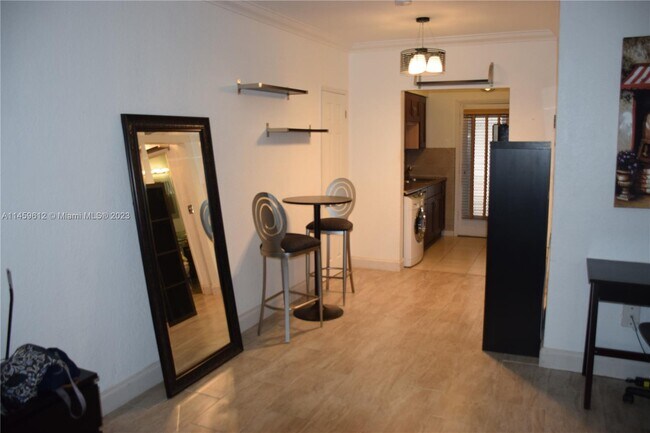 Foto del edificio - 6885 Byron Ave