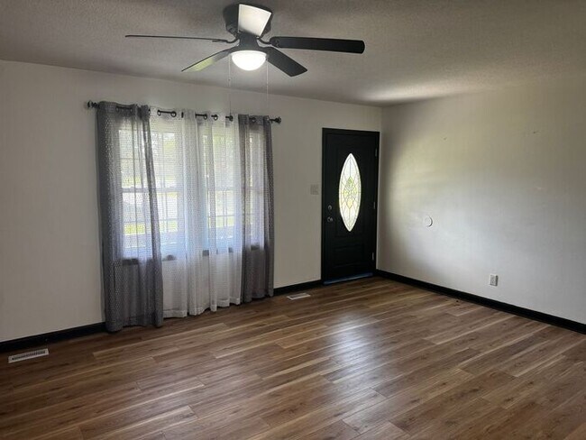 Building Photo - Updated 4 Bedroom Ranch in Established Nei...