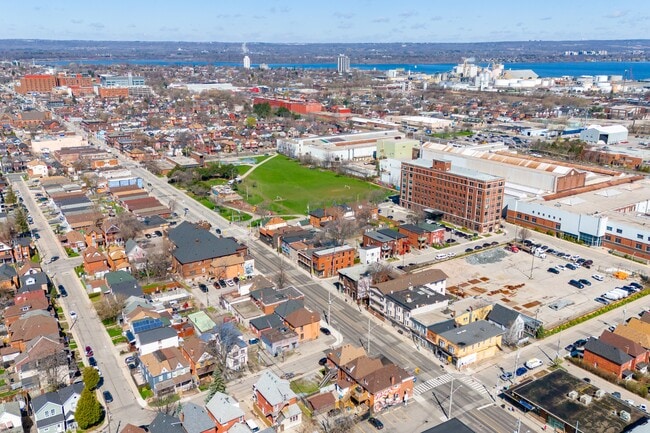 Building Photo - 527 Barton St