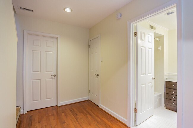Foto del edificio - Beautiful 2 Bedroom, 2 Bathroom Historical Row Home