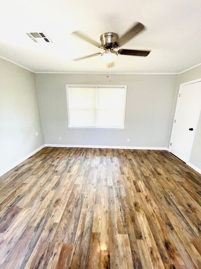 Building Photo - ** 3 Bed 2 Bath located off Woodley road *...