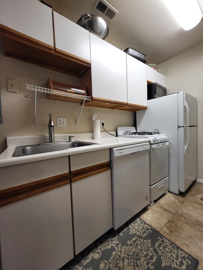Building Photo - 641 A Gold Dust Dr