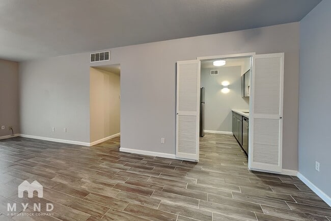 Building Photo - 2230 S Piney Point Rd