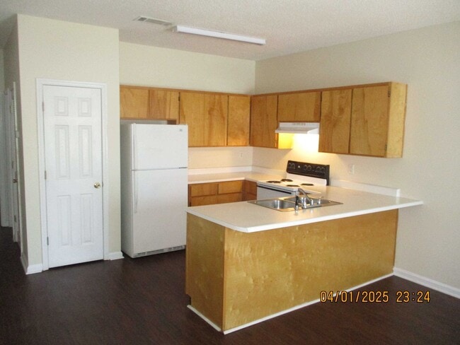 Building Photo - 2211 Gillionville Rd