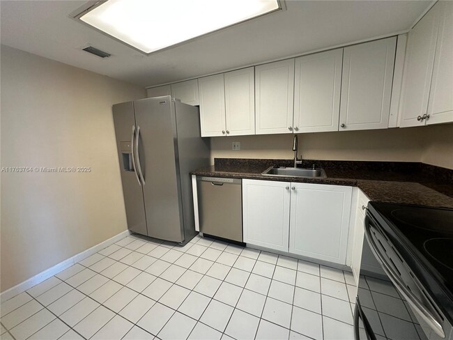 Foto del edificio - 3300 NE 192 St