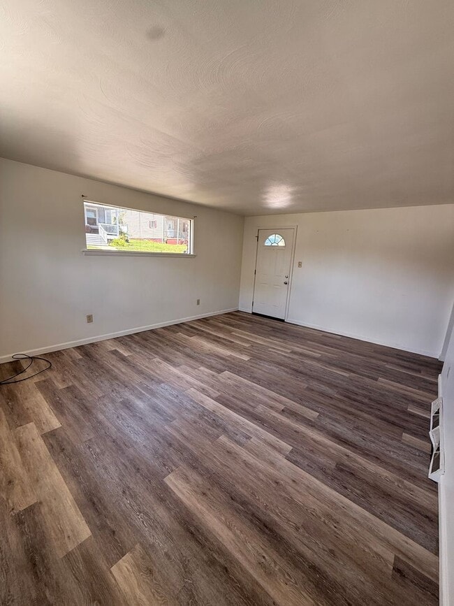 Building Photo - 2 Bedroom 1 Bathroom Apartment For Rent!