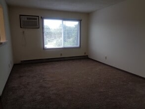 Building Photo - 112 Twin Oaks Dr