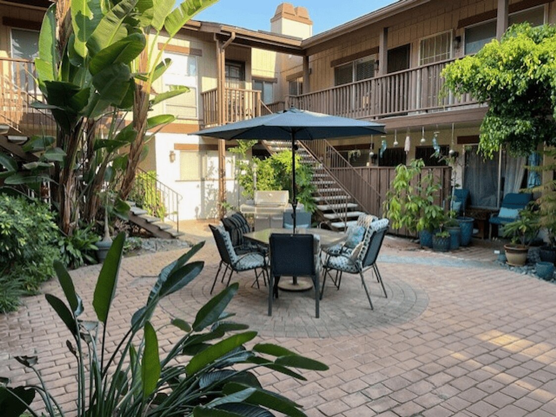 Foto principal - Two Bedroom In University Heights Coming S...